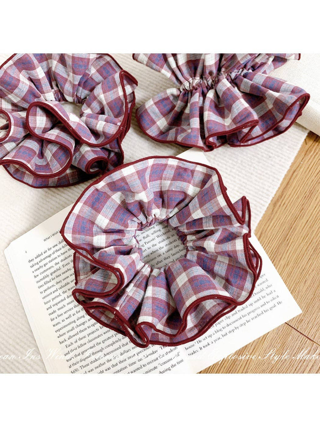 Gifty - Gingham Scrunchie Hair Ties: Red